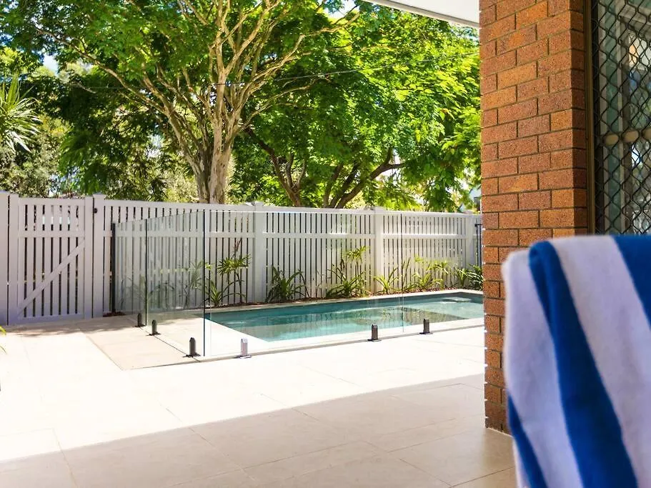 Feriehus Pet Friendly Spacious Home With Lush Gardens, Pool Sunshine Coast Pacific Paradise