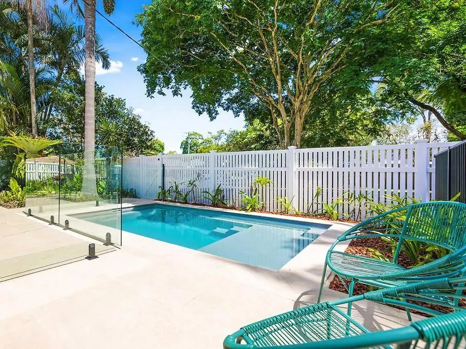 Feriehus Pet Friendly Spacious Home With Lush Gardens, Pool Sunshine Coast Pacific Paradise